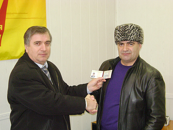 Руководитель аппарата РО Расулов Р.А. вручает партийный билет Председателю МО в Дахадаевском районе Магомедову Б.М. 